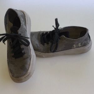 Under Armour low top tennis shoes sneakers 12